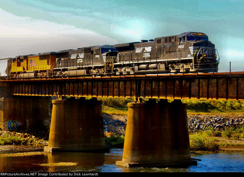 NS 4012 and 2586 and UP 4336 crossing the Lehigh